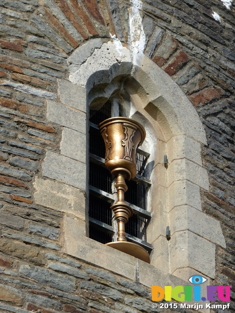 FZ023968 The holy grail in Caerphilly castle window